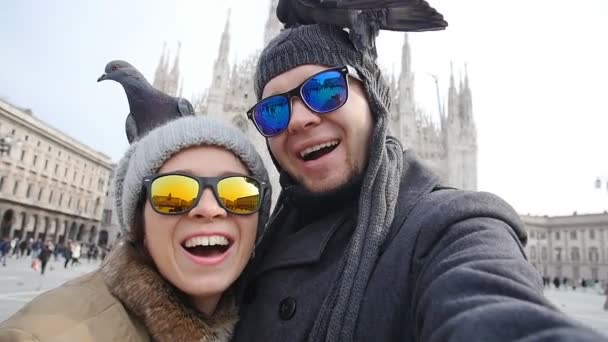 Turistas felizes tirando um auto-retrato com telefone na frente da catedral Duomo, Milão. Conceito de turismo de inverno — Vídeo de Stock