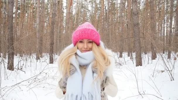 Mujer caucásica joven en un parque de invierno o bosque — Vídeos de Stock