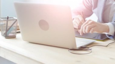 Genç tasarımcı grafik tablet gözlük eserlerinde adam