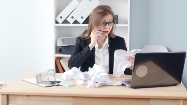 Boze vrouw in het ambt en de kreten in de telefoon — Stockvideo