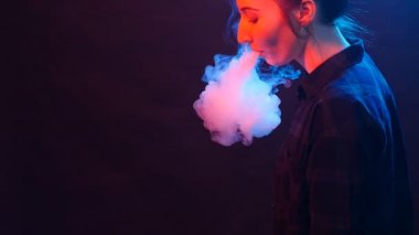 Renkli duman ile parlak ışıklar genç kadın. Sigara elektronik sigara kavramı