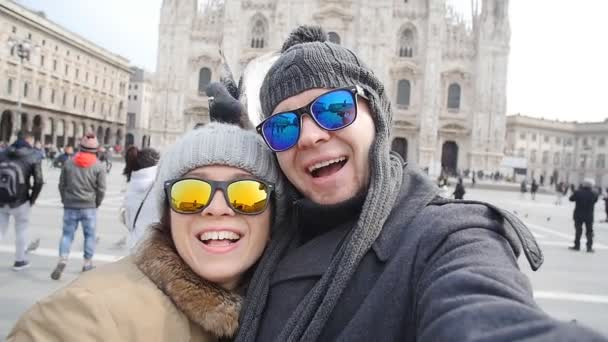 Heureux touristes et pigeons prenant un autoportrait avec téléphone devant la cathédrale Duomo, Milan. Concept de voyage d'hiver — Video