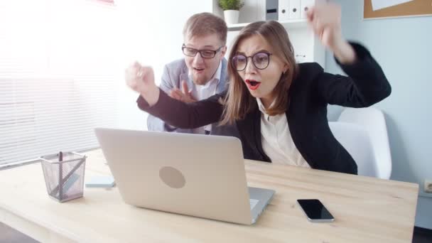 Deux employés de bureau. Les jeunes gens d'affaires se réjouissent après une transaction réussie — Video