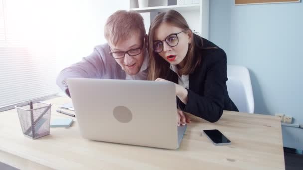 Dois empregados de escritório. Jovens empresários se alegram após uma transação bem sucedida — Vídeo de Stock