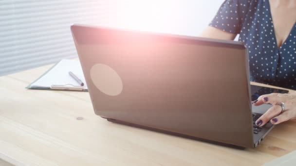Egy vonzó középső aged üzletasszony egy laptop, az irodában — Stock videók