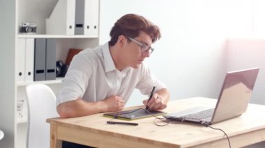 Casual erkek Tasarımcısı grafik tablet parlak bir ofiste kullanma