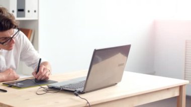 Ofiste tablet grafik tasarımcı işleri