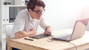 Ofiste tablet grafik tasarımcı işleri