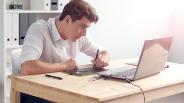 Ofiste tablet grafik tasarımcı işleri