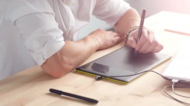 Ofiste tablet grafik tasarımcı işleri