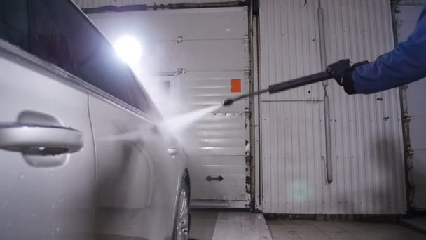 Az ember mossa autó, nagy nyomású vízzel — Stock videók