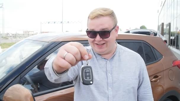 Pria bahagia dengan kunci mobil baru. — Stok Video