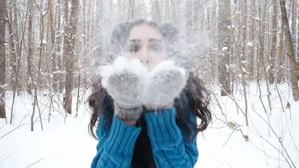 Conceito de entretenimento de inverno. Jovem mulher no parque de inverno com neve nas mãos — Vídeo de Stock