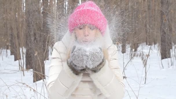 Begreppet vinter underhållning. Ung kvinna i Vinterparken med snö i händer — Stockvideo