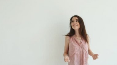 Beyaz arka plan üzerinde dans genç esmer kadın