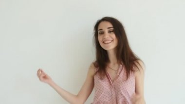 Beyaz arka plan üzerinde dans genç esmer kadın