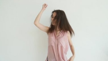 Beyaz arka plan üzerinde dans genç esmer kadın