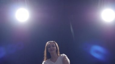 Dans kavramı. Arka plan ışığı olan kadın dans