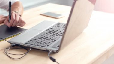 Office iş kavramı. Grafik tasarımcı dizüstü ve tablet ile masa başında oturan