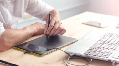 Office iş kavramı. Grafik tasarımcı dizüstü ve tablet ile masa başında oturan