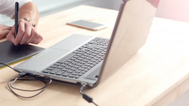 Concepto de trabajo de oficina. Diseñador gráfico sentado en el escritorio con portátil y tableta — Vídeos de Stock