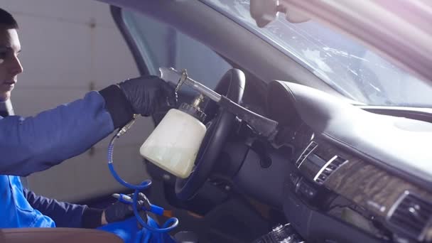 Vnitřní čištění koncepce vozu. Muž čistí auto s chemikáliemi — Stock video