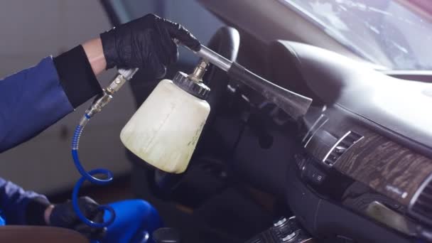 車インテリア クリーニングの概念。男は化学薬品が付いている車をクリーンアップします。 — ストック動画