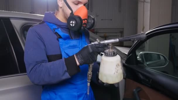 汽车内饰清洁概念 一个年轻人用化学品清洗汽车 — 图库视频影像