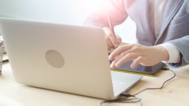 Office iş kavramı. Genç bir erkek tasarımcı grafik tablet üzerinde çalışır