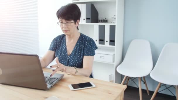 Atrakcyjna Dojrzała Bizneswoman Pracująca Laptopie Swojej Stacji Roboczej — Wideo stockowe