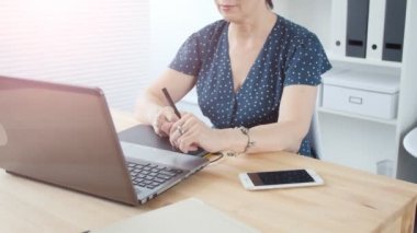 Ofiste dizüstü bilgisayarda çalışma çekici olgun işkadını