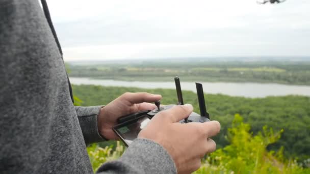 Conceito de drones pessoais. Homem com drone voador — Vídeo de Stock