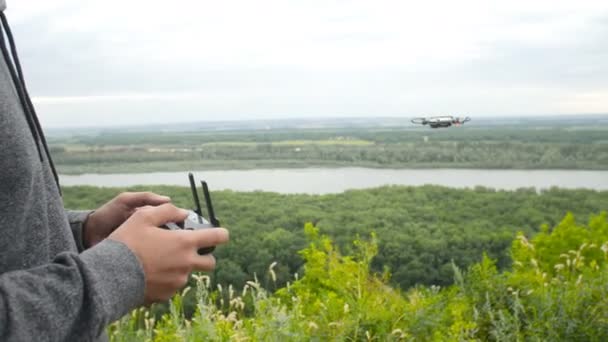 Konseptet personlige droner. Mann med flygende drone – stockvideo