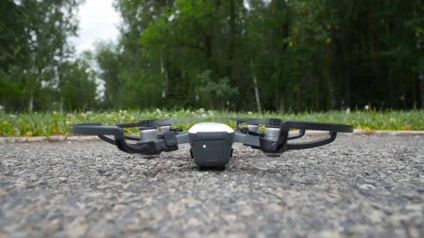 Porsonal drone koncept. Lyfta en liten drönare — Stockvideo