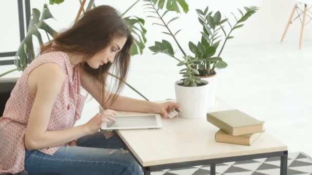 Concepto de artilugios personales. Mujer joven sosteniendo una tableta en casa — Vídeo de stock