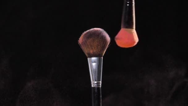Make-up en beauty concept. Make-up borstel met oranje poeder — Stockvideo