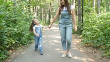 Aile kavramı. Genç Anne ve çocuk kızı tutan eller ve yürüyüş