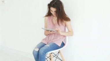 Elektronik ve kişisel gadgets kavramı. Genç kadın bilgi beyaz iç onun tablet bilgisayarda okuma