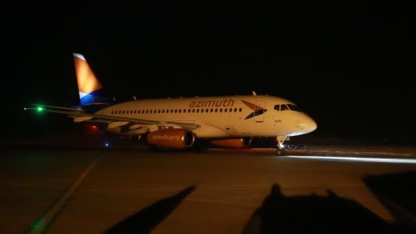 UFA, RUSSIA - APRIL 1, 2018: Azimut fly under forberedelse til morgen flyvning i lufthavnen Ufa januar 31, 2017 i Rusland – Stock-video