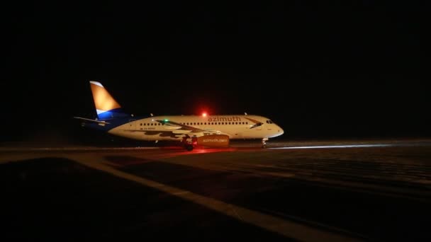 UFA, RUSSIE - 1er AVRIL 2018 : L'avion Azimut en préparation pour le vol matinal à l'aéroport d'Oufa le 31 janvier 2017 en Russie — Video
