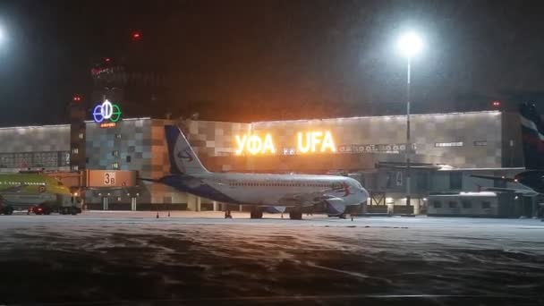 Ufa, Rusya - 1 Nisan 2018: Ufa Uluslararası Havaalanı. Görüş belgili tanımlık gece kış Havaalanı ve uçak Aeroflot havayolları. — Stok video