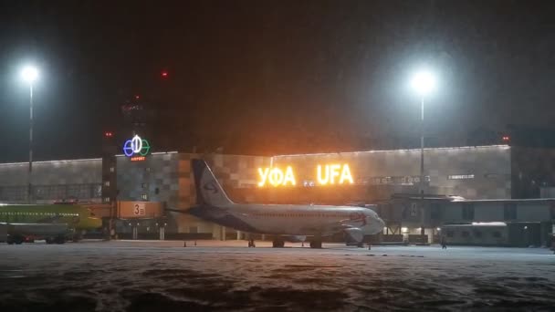 Ufa, Oroszország - április 1, 2018: Ufa nemzetközi repülőtértől. Nézd az éjszakai téli airfield és repülőgépek az Aeroflot légitársaság. — Stock videók