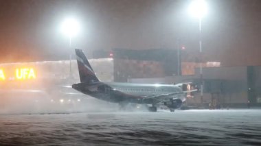 Ufa, Rusya - 1 Nisan 2018: Ufa Uluslararası Havaalanı. Görüş belgili tanımlık gece kış Havaalanı ve uçak Aeroflot havayolları.