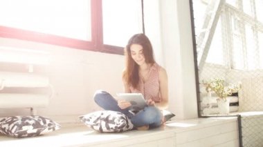 Güneş ışınları ve mercek parlaması ile tablet kullanarak kadın moda
