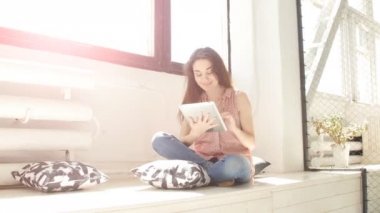 Güneş ışınları ve mercek parlaması ile tablet kullanarak kadın moda