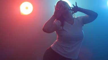 Genç kız renk ışıkta dans