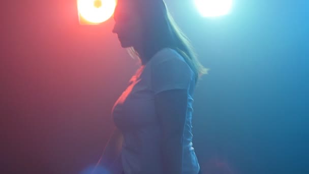 Jong meisje dansen in de kleur licht — Stockvideo