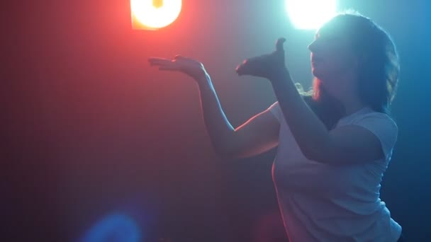 Menina dançando em luz de cor — Vídeo de Stock