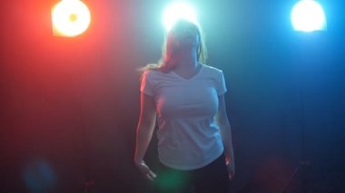 Genç kız renk ışıkta dans