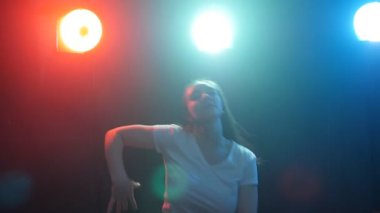 Genç kız renk ışıkta dans